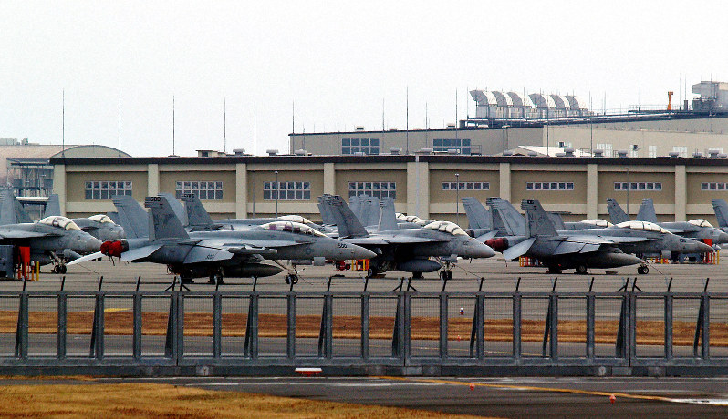 駐機中の空母艦載機=山口県岩国市の米軍岩国基地で2019年1月12日、大山典男撮影