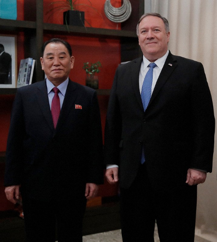 金英哲朝鮮労働党副委員長(左)とポンペオ米国務長官=米ワシントンで2019年1月18日、AP