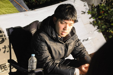 ハンスト4日目に入った思いを語る元山仁士郎さん＝沖縄県宜野湾市の市役所前で2019年1月18日午後8時47分、遠藤孝康撮影