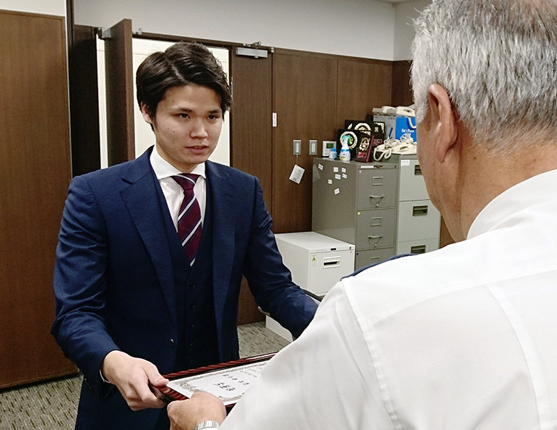 大阪府警豊中署の江幡和志署長から感謝状を受け取る影井秀介さん(左)=同署で、村田拓也撮影