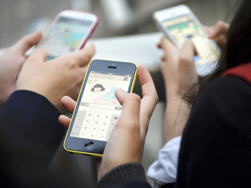 スマートフォンは私たちの暮らしを大きく変えた=大阪府豊中市で、山田尚弘撮影(一部画像を加工しています)