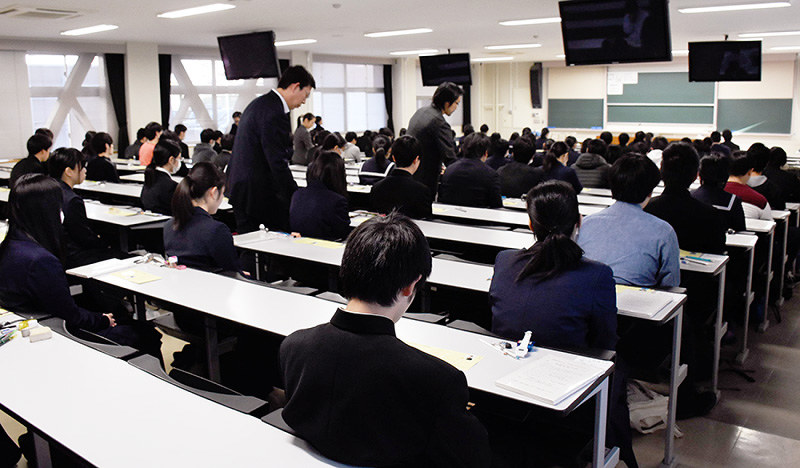 試験開始を待つ受験生ら=高松市幸町の香川大幸町キャンパスで、潟見雄大撮影