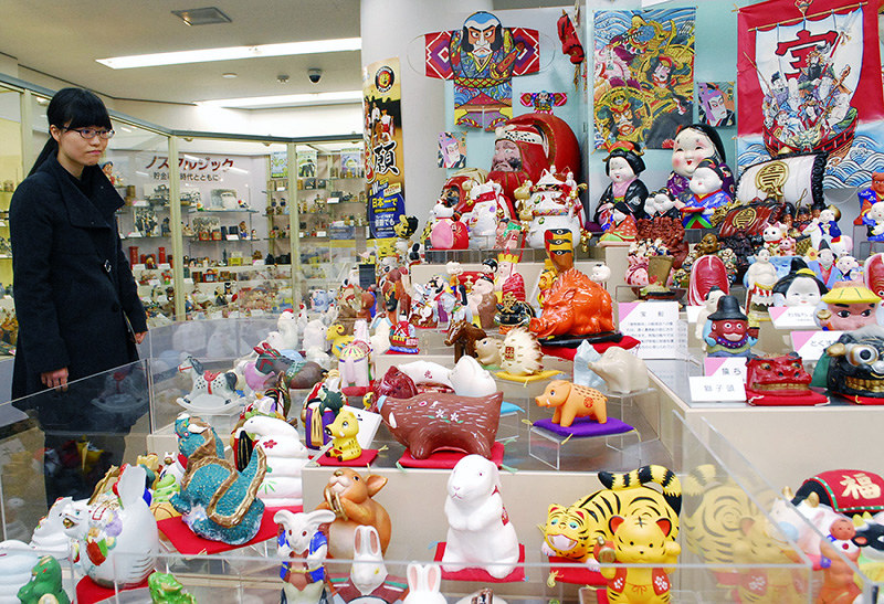 干支や七福神など縁起物の貯金箱を集めた新春貯金箱展=兵庫県尼崎市西本町北通3の世界の貯金箱博物館で、近藤諭撮影