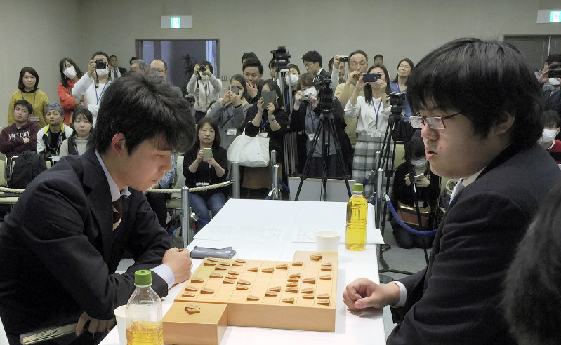 朝日杯将棋オープン戦で糸谷哲郎八段(手前右)を破り、一般観覧者の前で対局を振り返る藤井聡太七段(同左)=名古屋市港区で20日午後3時28分、丸山進撮影