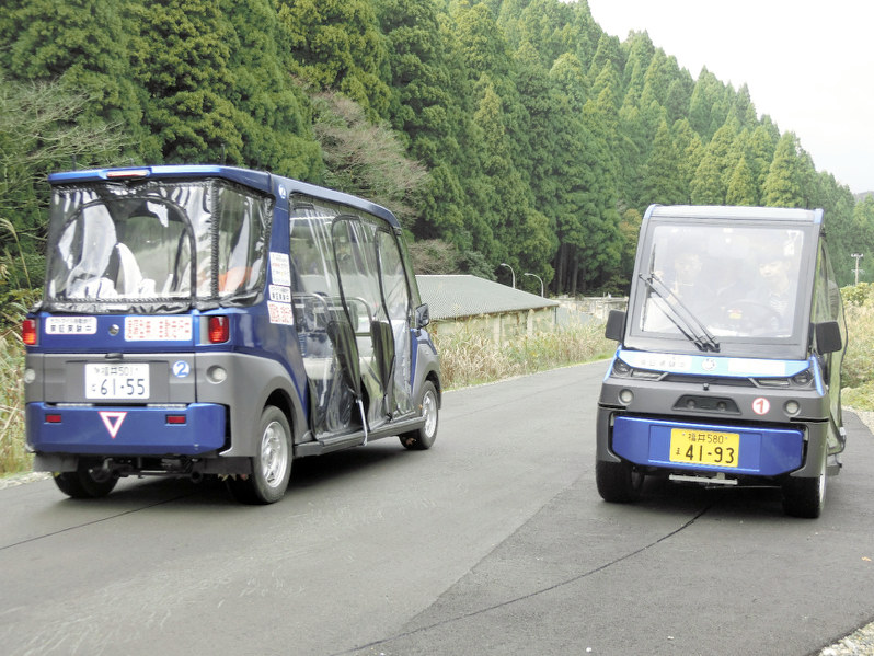 遠隔操作された2台の自動運転車を同時に走らせた実証実験=福井県永平寺町で2018年11月19日
