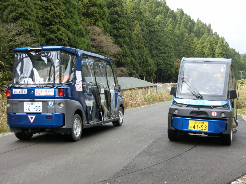 遠隔操作された2台の自動運転車を同時に走らせた実証実験=福井県永平寺町で2018年11月19日正午ごろ、小倉祥徳撮影