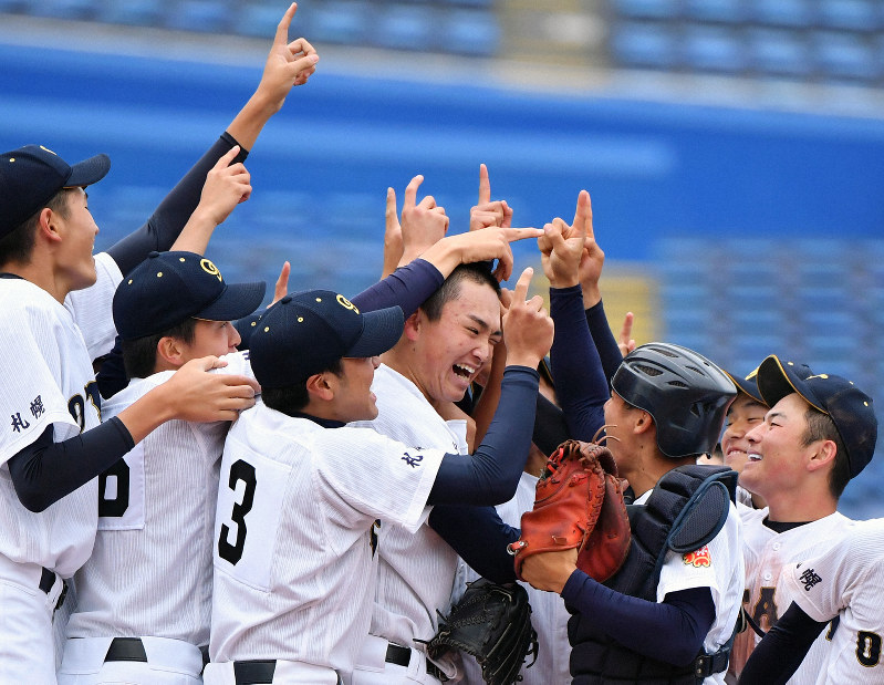 明治神宮大会高校の部で優勝を決めて喜ぶ札幌大谷の選手たち=神宮球場で2018年11月13日、宮間俊樹撮影