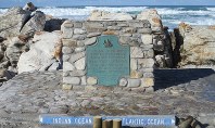アフリカ大陸最南端アグラス岬に建つ記念碑。左がインド洋で右が大西洋だというが区別はつかない（写真は筆者撮影）