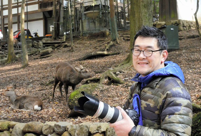 「一度の撮影で400~500枚は撮影する」と話す平井宗助さん=奈良市で、中津成美撮影