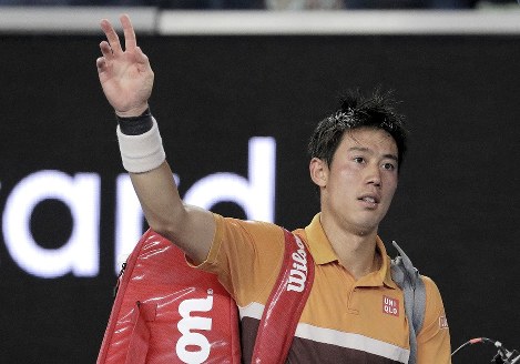 ５時間の激闘を制し、ファンに手を振る錦織＝ＡＰ