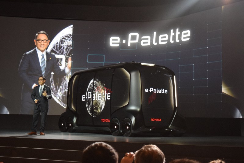 次世代型の自動運転電気自動車(EV)のイー・パレットを発表するトヨタ自動車の豊田章男社長=米西部ラスベガスで2018年1月8日、清水憲司撮影
