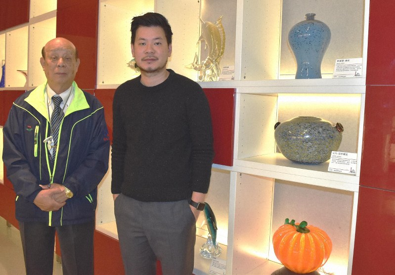廃ガラスを再生させた花瓶や置物などの展示室に立つ呉春池さん(左)と呉庭安さん=台湾北部・新竹市で2019年1月11日、福岡静哉撮影