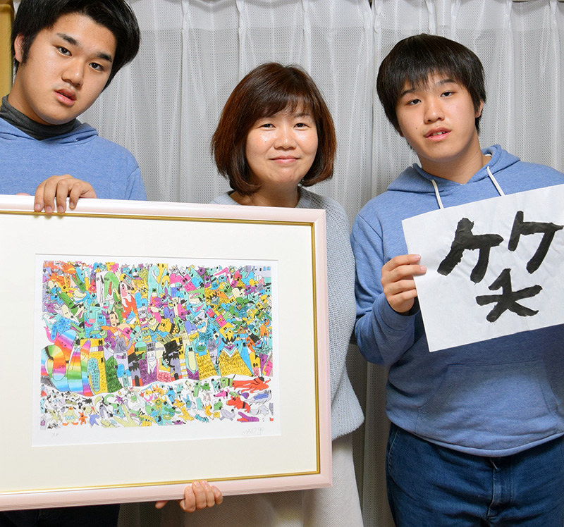 作品を手にする(左から)山口真生さん、歩さん、悠生さん=奈良県生駒市で、熊谷仁志撮影