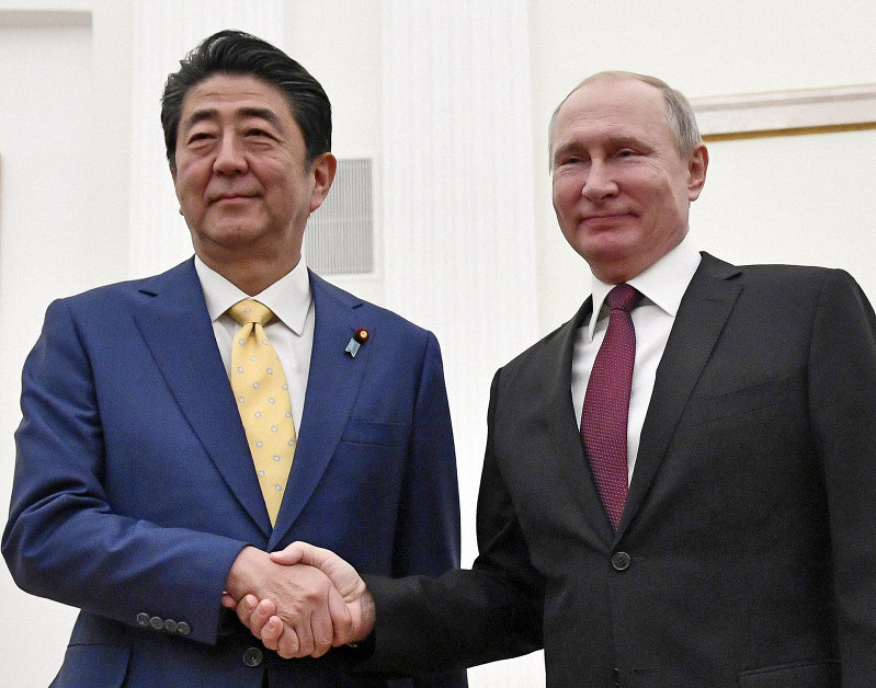 会談前に握手する安倍首相(左)とロシアのプーチン大統領=モスクワのクレムリンで2019年1月22日、AP