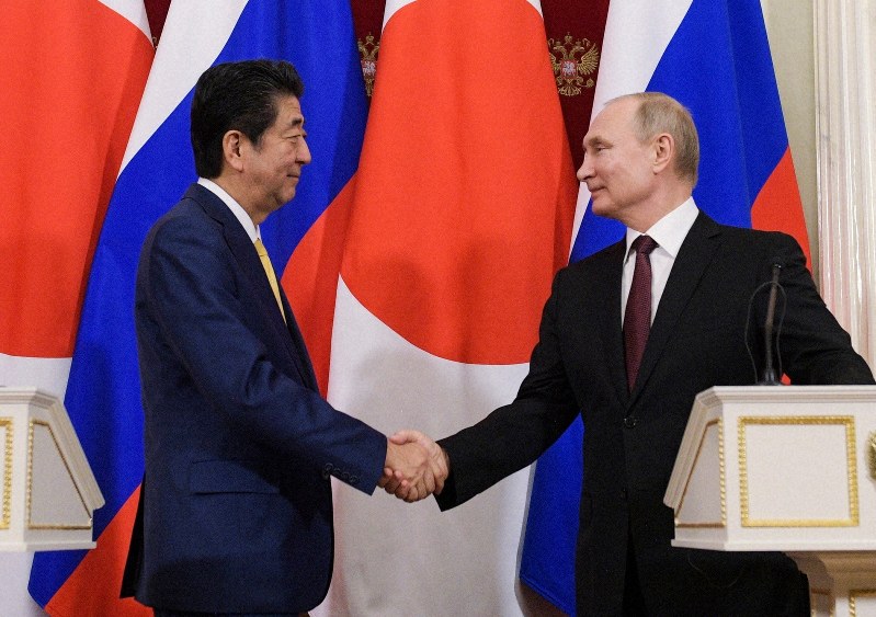 共同記者会見を終え、握手するプーチン露大統領(右)と安倍首相=モスクワで2019年1月22日、AP