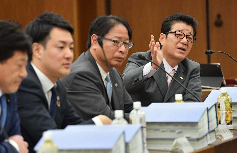 法定協議会での議論の続行を訴える松井一郎・大阪府知事(右端)。左端は自民党の花谷充愉府議=大阪市北区で2019年1月23日午前10時1分、山崎一輝撮影