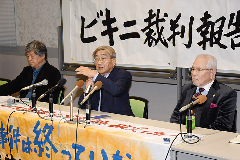 記者会見に臨む梶原守光弁護士(中央)ら=高松市丸の内の香川県弁護士会館で、潟見雄大撮影