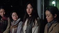 扶桑社の男性誌「週刊SPA！」の編集部を訪れた国際基督教大4年の山本和奈さん（右から2人目）ら＝東京都港区の同社前で2019年1月14日午後7時16分、大村健一撮影
