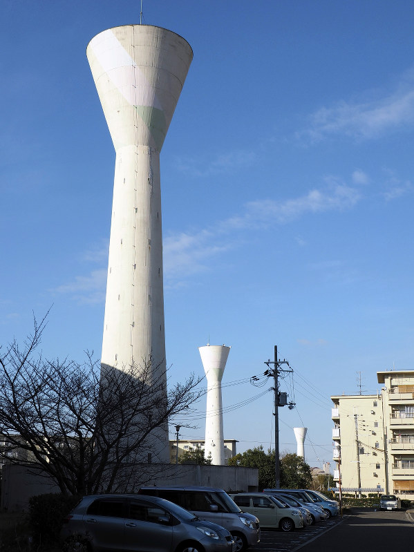堺市の大阪府営八田荘住宅には関西に多い「とっくり型」の給水塔が3基並ぶ=小山祐之さん撮影