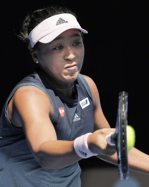 スビトリナとの準々決勝で、フォアハンドでリターンを返す大坂＝ＡＰ