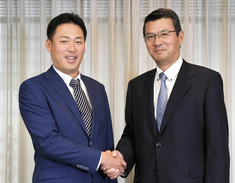 対談前に握手をする三菱重工名古屋の佐伯功監督(左)と大阪ガスの橋口博一監督=大阪市北区の毎日新聞大阪本社で2018年11月13日、望月亮一撮影