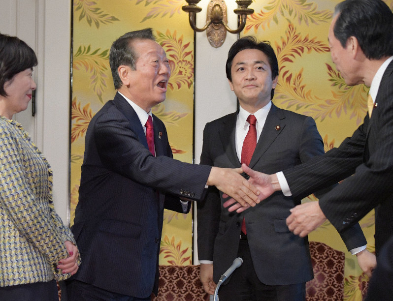 会談後に記者団への説明を終えて国民民主党の玉木雄一郎代表（中央右）らと握手する自由党の小沢一郎共同代表（同左）＝国会内で2019年1月24日午前9時16分、川田雅浩撮影