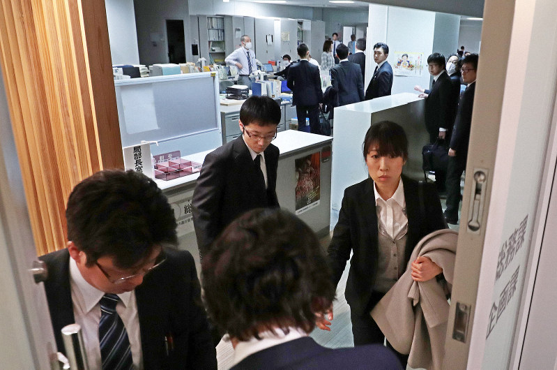大阪市建設局へ家宅捜索に入る大阪地検の係官ら=大阪市住之江区で2019年1月24日午前8時59分、小出洋平撮影