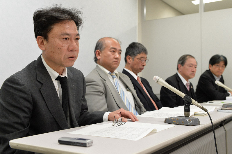 日本郵便の格差訴訟の控訴審判決後、記者会見する原告ら=大阪市北区で2019年1月24日午後2時15分、望月亮一撮影