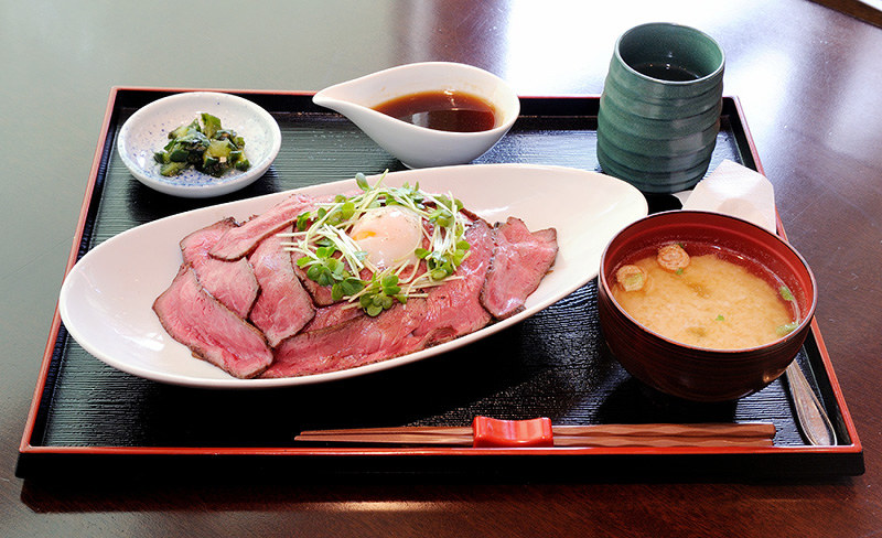 道の駅「但馬楽座」のレストラン「やぶ牧場」一押しの「牛炙りとろ卵丼」=兵庫県養父市上野で