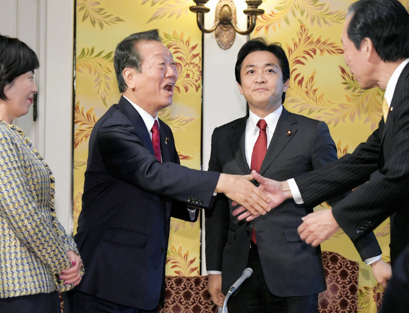 会談後に記者団への説明を終えて国民民主党の玉木雄一郎代表(中央右)らと握手する自由党の小沢一郎共同代表(同左)=国会内で2019年1月24日午前9時16分、川田雅浩撮影