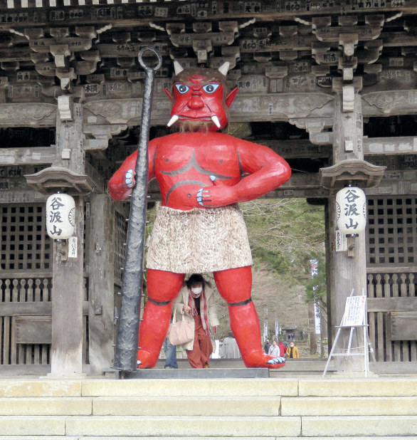 巨大な赤鬼登場 股をくぐって厄払い 岐阜・谷汲山華厳寺 | 毎日新聞