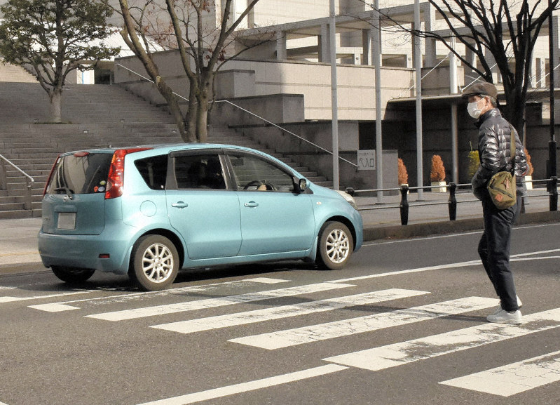 横断歩道を渡っている歩行者がいるにもかかわらず、一時停止をしない自動車=大津市で(画像の一部を加工しています)