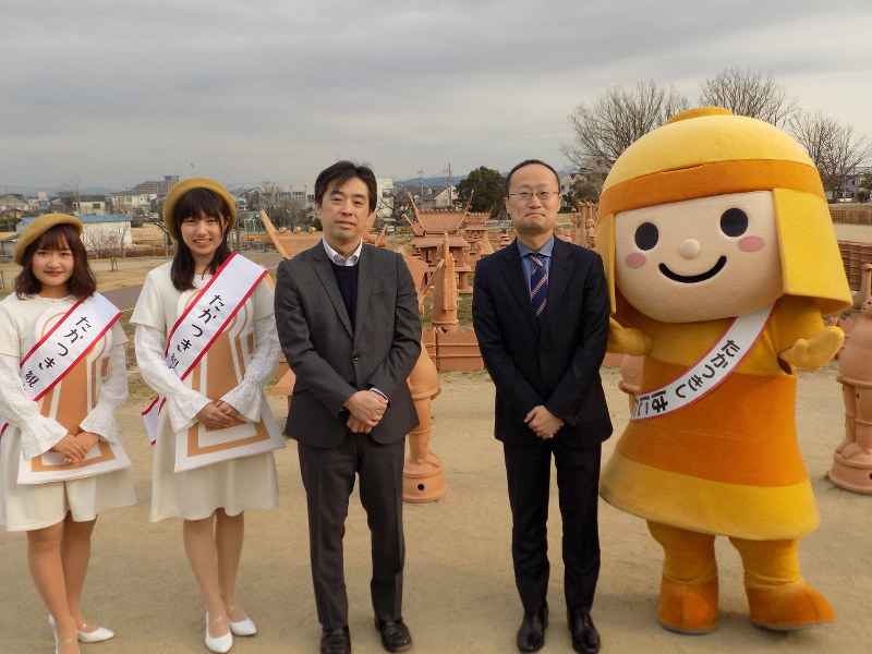 対局を前に今城塚古墳を見学した久保利明王将(左から3人目)と渡辺明棋王(同4人目)=大阪府高槻市で2019年1月25日、新土居仁昌撮影