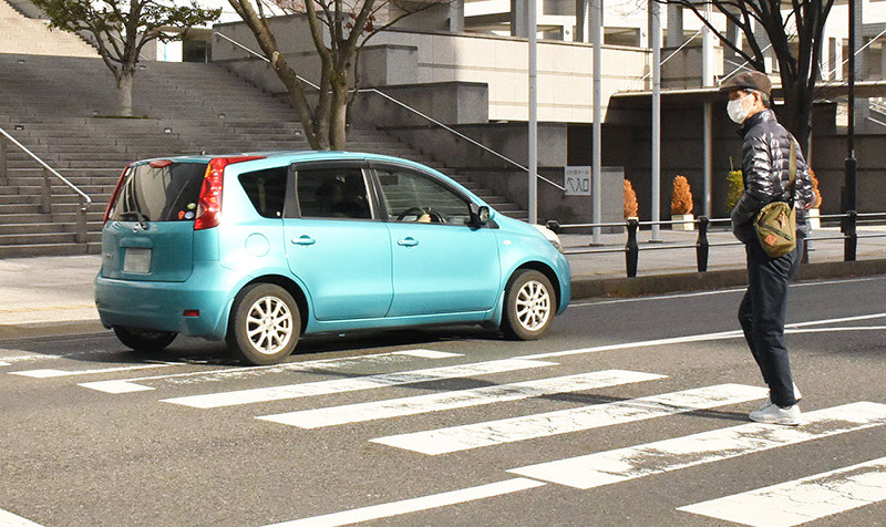 横断歩道 信号無しで県内の車 ９割止まらず ｊａｆ調査 県警ｃｍやシールで啓発 滋賀 毎日新聞