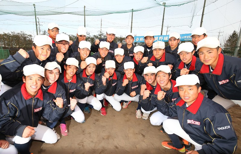 センバツ出場決定をガッツポーズで喜ぶ石岡一の選手たち=石岡市で、尾籠章裕撮影