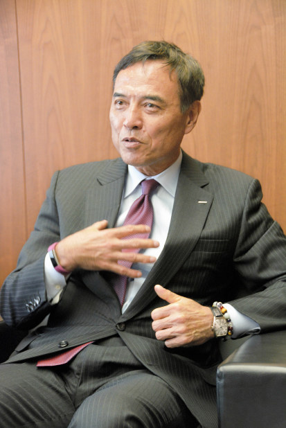 インタビューに答えるサントリーＨＤの新浪剛史社長＝藤渕志保撮影　　　　　　　　　　　　　　　　　　　　　　　　　　　　　　　　　　　　　　　　　　　　　　　　　　　　　　　　　　　　　　　　　　　　