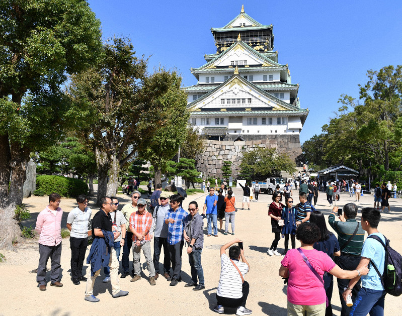 多くの観光客でにぎわう大阪城=大阪市中央区で2018年10月3日、猪飼健史撮影