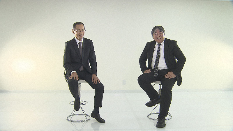 ドキュメンタリー番組「映像’19 未来医学者~世界初“iPS心筋”の10年」で再生医療の未来について語る山中伸弥教授(左)と澤芳樹教授=MBS提供