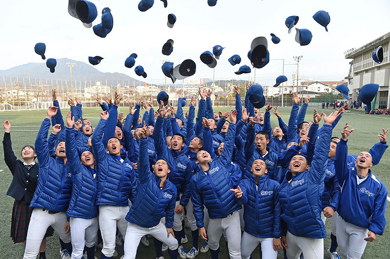 センバツ出場が決まり、帽子を投げ上げる筑陽学園の選手たち=福岡県太宰府市で2019年1月25日、矢頭智剛撮影