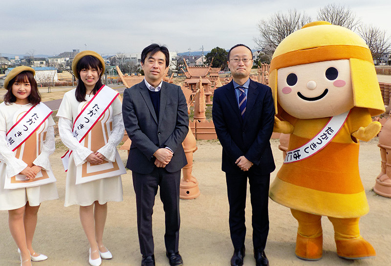 対局を前に今城塚古墳を見学した久保利明王将(左から3人目)と渡辺明棋王(同4人目)=大阪府高槻市で2019年1月25日、新土居仁昌撮影