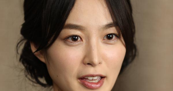 学校とわたし 時間あれば図書室に 俳優 朝倉あきさん 毎日新聞