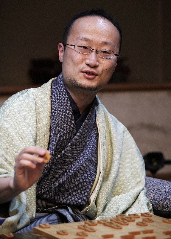 王将戦第2局で久保利明王将を破り、感想戦で対局を振り返る渡辺明棋王=大阪府高槻市で2019年1月27日午後7時9分、小出洋平撮影