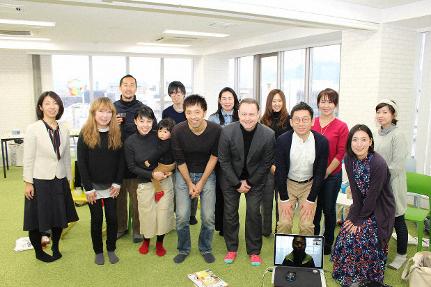 社会貢献について考えるイベントに参加するため「とびら」に集った参加者と夢びとの中田俊社長(前列右から4人目)