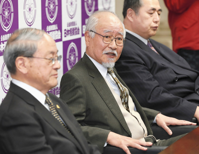 横綱審議委員会終了後、記者の質問に答える北村正任委員長(中央)と新委員長の矢野弘典委員(左)=佐々木順一撮影