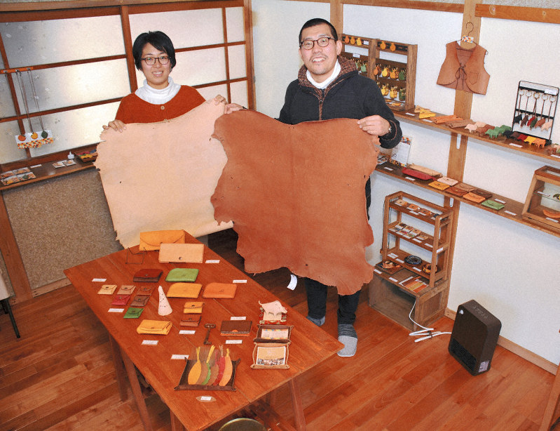 ギャラリー・ショップで「島シシレザー」を示す重信瑠依さん、幹広さん(左から)。「しまなみイノシシ活用隊」としてこれまでに230枚をなめした=愛媛県今治市上浦町盛で2019年1月23日、松倉展人撮影