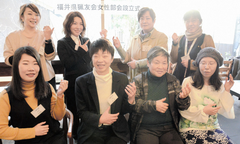 猟友会への加入を呼びかける女性会員たち=福井市中央3で2019年1月27日午後4時半、大森治幸撮影