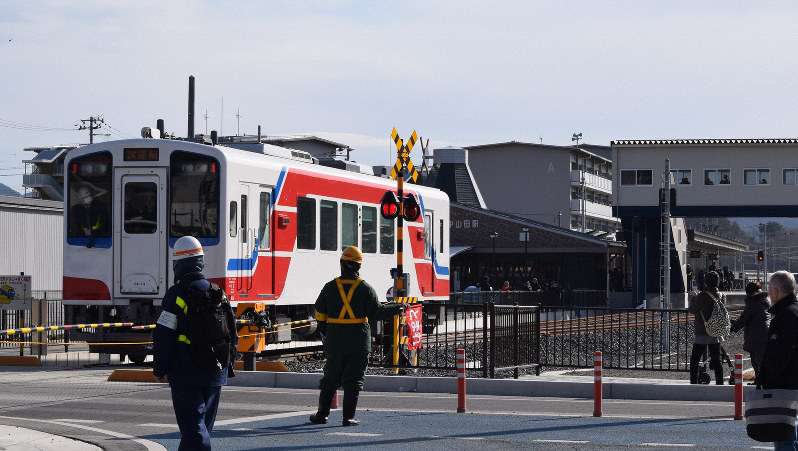 JR山田線宮古-釜石間を試運転し、陸中山田駅(右)に向かう車両=岩手県山田町で2019年1月28日、鬼山親芳撮影