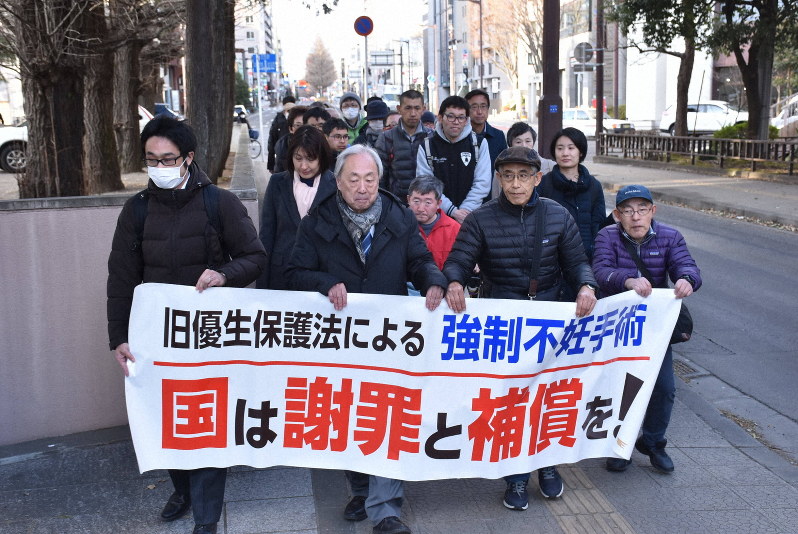 仙台地裁に入る原告側弁護団ら=仙台市青葉区で2019年1月28日午後3時33分、滝沢一誠撮影