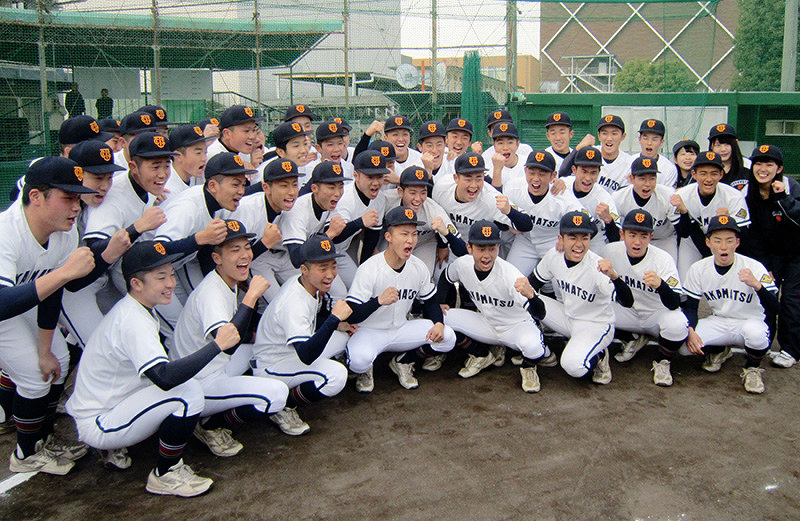 センバツ出場を決め、ガッツポーズを見せる高松商の選手ら=高松市松島町1の同校で、成沢健一撮影