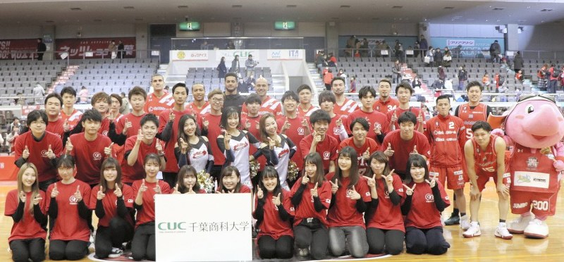 千葉ジェッツふなばしの選手たちと記念撮影をする学生たち=千葉県船橋市の船橋アリーナで